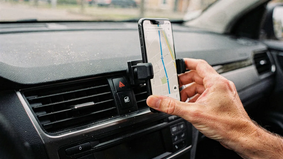 A Guide To Car Phone Mounts for Hands Free Navigation