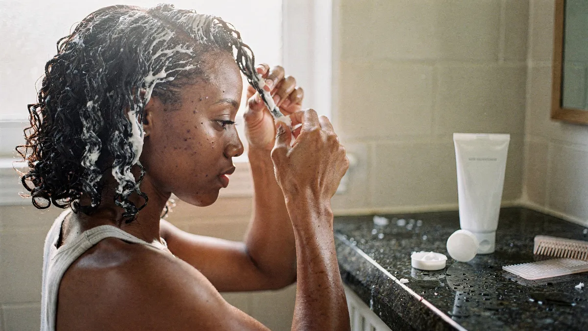 A Guide To Leave In Conditioners for Frizz Control